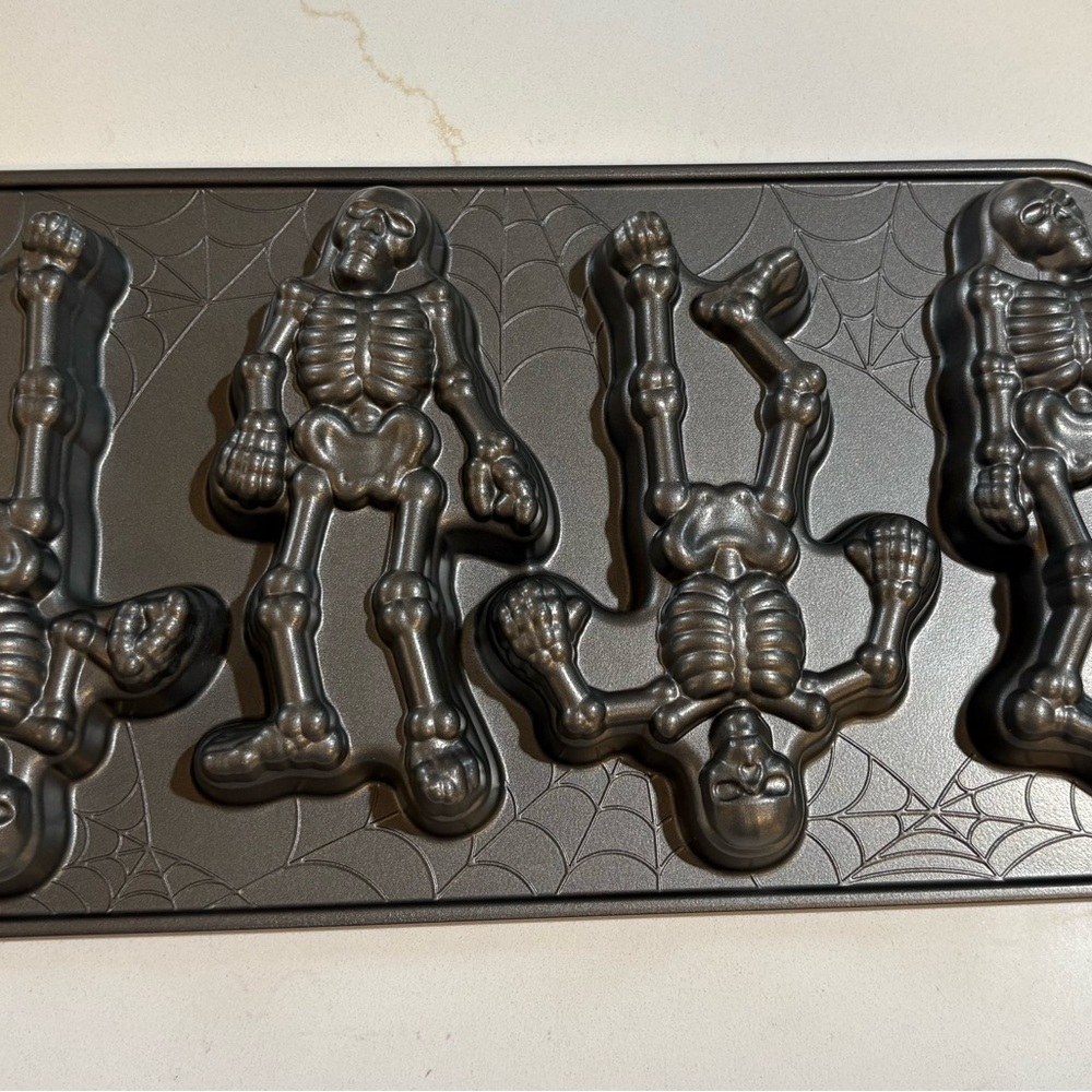 NWOT Nordic Ware for Williams Sonoma SPOOKY SKELETON Cakelet Pan